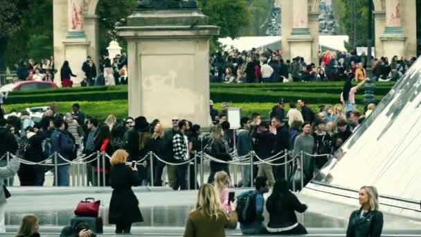 パリ, フランス - 2017 年 10 月 8 日。多くの人々 は、ルーブル美術館のピラミッドの近くの広場に徒歩します。 — ストック動画