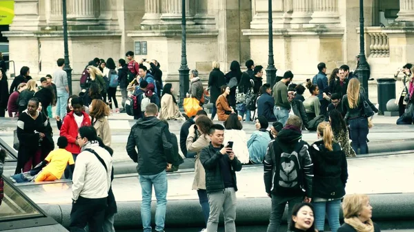 PARÍS, FRANCIA 8 DE OCTUBRE DE 2017. Plaza llena de gente cerca de las pirámides del Museo del Louvre — Foto de Stock