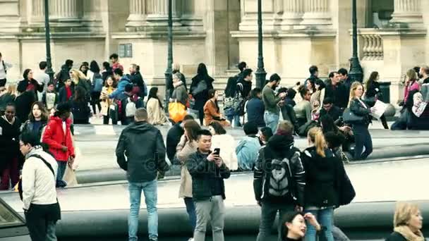 PARÍS, FRANCIA 8 DE OCTUBRE DE 2017. Plaza llena de gente cerca de las pirámides del Museo del Louvre — Vídeos de Stock