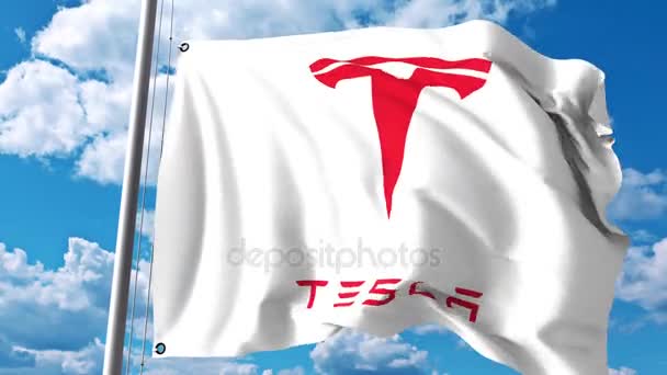 Ondeando la bandera de Tesla, Inc. contra la nube y el cielo. Clip editorial — Vídeo de stock