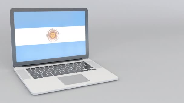 Открытие и закрытие ноутбука с флагом Аргентины на экране. Туристические услуги, планирование путешествий или культурные исследования — стоковое видео