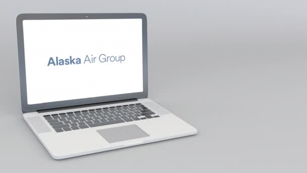 Öppna och stänga laptop med Alaska Air Group logotyp. 4 k redaktionella animation — Stockvideo
