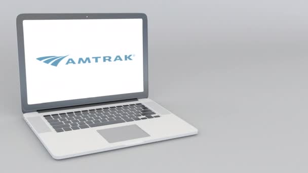 Portátil de apertura y cierre con logo Amtrak. Animación editorial 4K — Vídeos de Stock