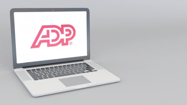Openen en sluiten van laptop met automatische gegevensverwerkende logo. 4 k redactionele animatie — Stockvideo