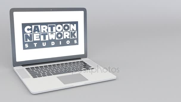 Otevírání a zavírání notebooku s logem Cartoon Network Studios. 4 k redakční animace — Stock video