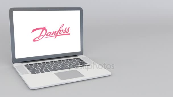 Openen en sluiten van laptop met Danfoss Power Solutions-logo. 4 k redactionele animatie — Stockvideo