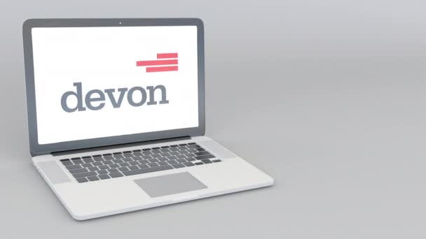 Abrir e fechar laptop com logotipo Devon Energy. Animação editorial 4K — Vídeo de Stock