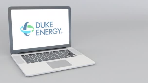 Açılış ve kapanış Duke Energy logolu dizüstü bilgisayar. 4 k editoryal animasyon — Stok video