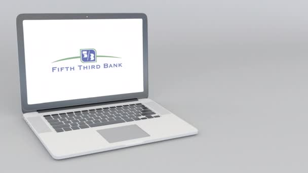 Portátil de apertura y cierre con el logotipo de Fifth Third Bank. Animación editorial 4K — Vídeo de stock