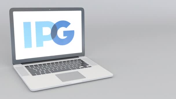 Abrir e fechar laptop com logotipo Interpublic Group Of Companies. Animação editorial 4K — Vídeo de Stock