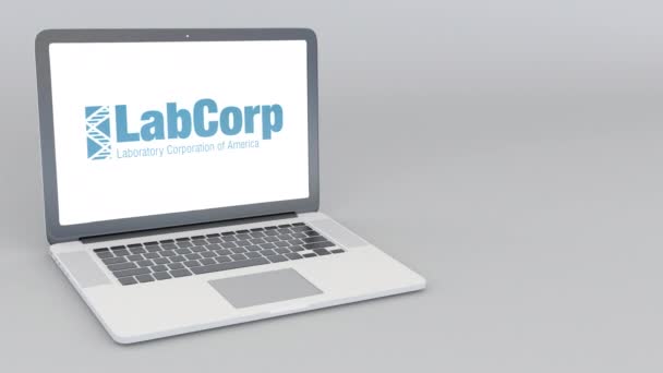 Άνοιγμα και κλείσιμο laptop με Labcorp λογότυπο. 4 k σύνταξης κινούμενα σχέδια — Αρχείο Βίντεο