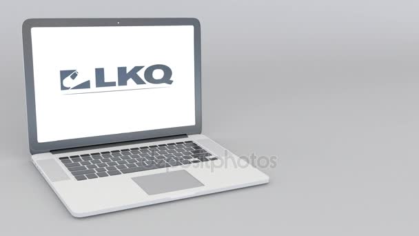 Portátil de apertura y cierre con logotipo de LKQ Corporation. Animación editorial 4K — Vídeos de Stock