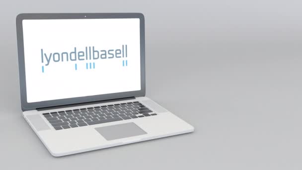 Portátil de apertura y cierre con logo LyondellBasell. Animación editorial 4K — Vídeos de Stock