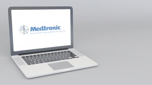 Openen en sluiten van laptop met Medtronic logo. 4 k redactionele animatie — Stockvideo