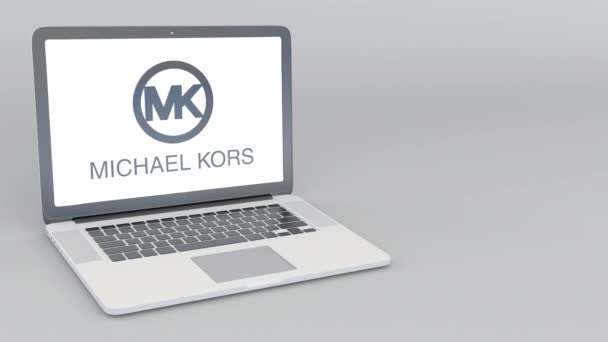 Відкриття та закриття ноутбук з логотипом Майкл Корс. 4 к редакційної анімації — стокове відео