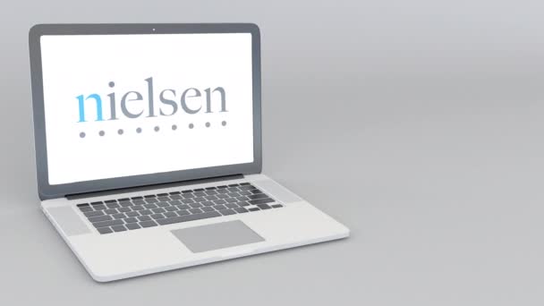 Laptop öffnen und schließen mit nielsen holdings logo. 4k redaktionelle Animation — Stockvideo