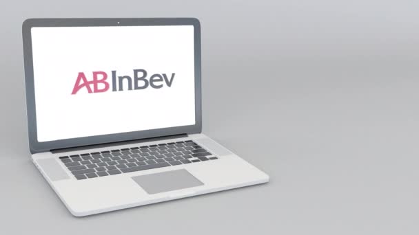 Abrir e fechar laptop com logotipo Anheuser-Busch InBev. Animação editorial 4K — Vídeo de Stock