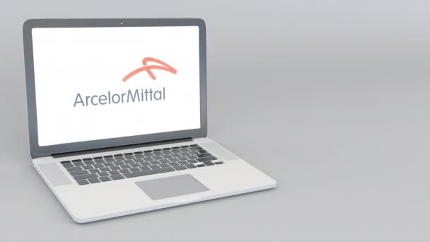 Otevírání a zavírání notebooku s logem společnosti Arcelormittal. 4 k redakční animace — Stock video