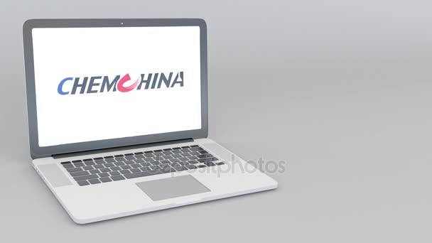 Membuka dan menutup laptop dengan logo ChemChina. Animasi editorial 4K — Stok Video