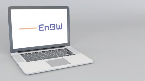 Abrir e fechar laptop com o logotipo Energie Baden-Wurttemberg AG da EnBW. Animação editorial 4K — Vídeo de Stock