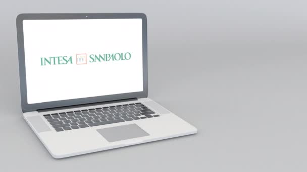 Portátil de apertura y cierre con logo Intesa Sanpaolo. Animación editorial 4K — Vídeo de stock