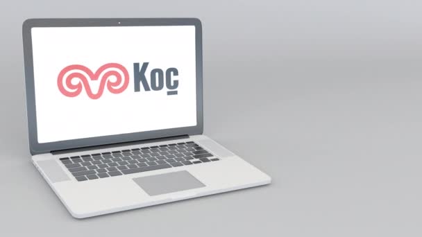 Açılış ve kapanış Koç Holding logolu dizüstü bilgisayar. 4 k editoryal animasyon — Stok video