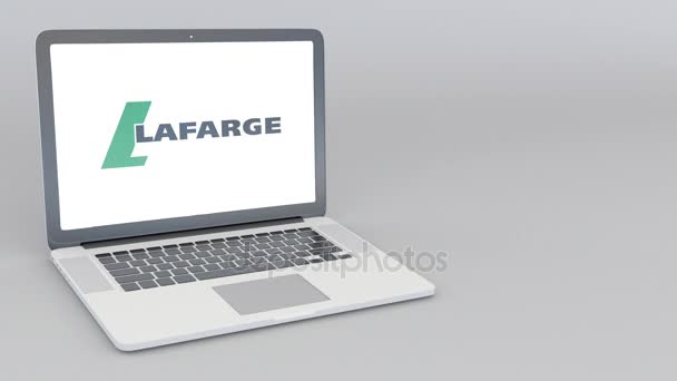 Openen en sluiten van laptop met Lafarge logo. 4 k redactionele animatie — Stockvideo