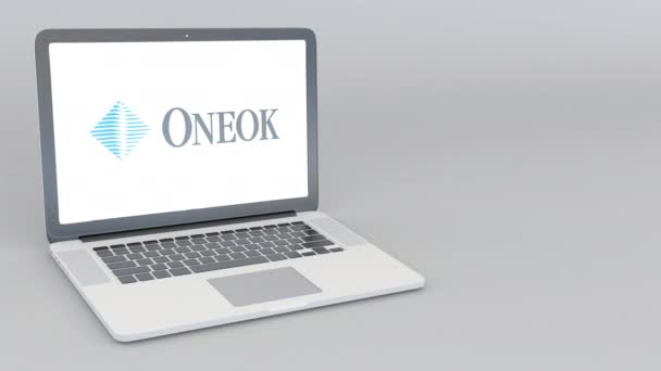 Portátil de apertura y cierre con logotipo ONEOK. Animación editorial 4K — Vídeos de Stock