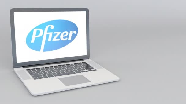 Ανοίγματος και κλεισίματος το laptop με το λογότυπο της Pfizer. 4 k σύνταξης κινούμενα σχέδια — Αρχείο Βίντεο