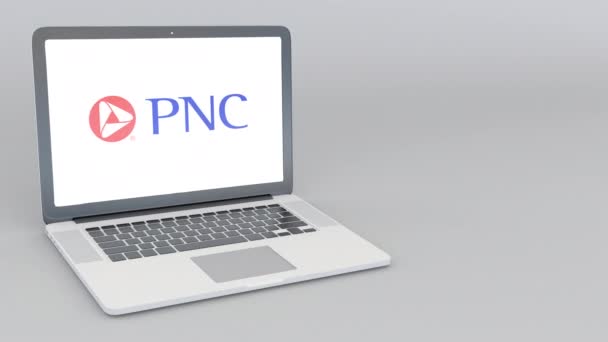 Öffnen und Schließen von Laptops mit pnc-Logo für Finanzdienstleistungen. 4k redaktionelle Animation — Stockvideo
