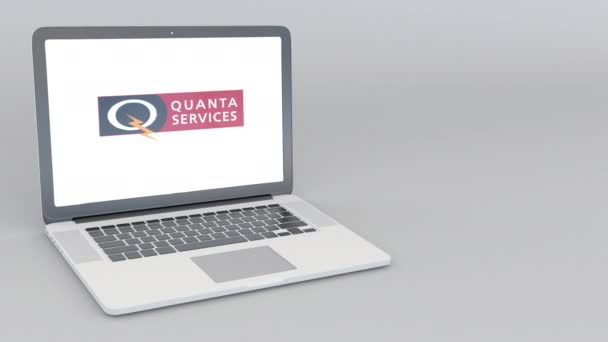 Openen en sluiten van laptop met logo van Quanta Services. 4 k redactionele animatie — Stockvideo