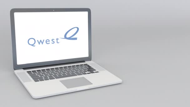 Åpning og lukking av bærbar PC med Qwest-logo. 4K redaksjonell animasjon – stockvideo