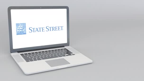 Otwieranie i zamykanie laptopa z logo State Street Corporation. 4 k redakcji animacji — Wideo stockowe