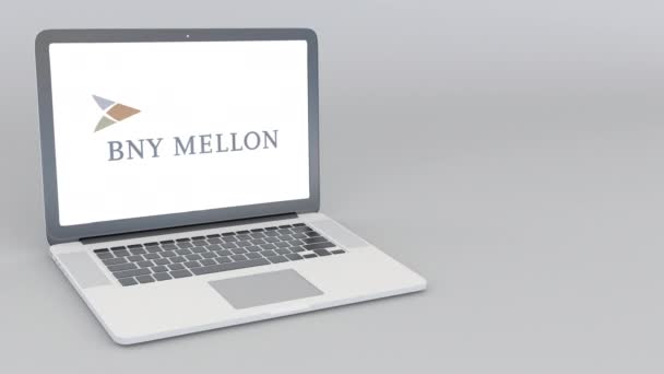 Portátil de apertura y cierre con el logotipo de The Bank Of New York Mellon. Animación editorial 4K — Vídeos de Stock