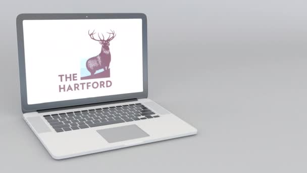 Открытие и закрытие ноутбука с логотипом The Hartford. Редакция 4K — стоковое видео