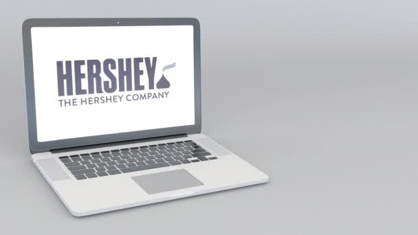 Abrir e fechar laptop com o logotipo da The Hershey Company. Animação editorial 4K — Vídeo de Stock