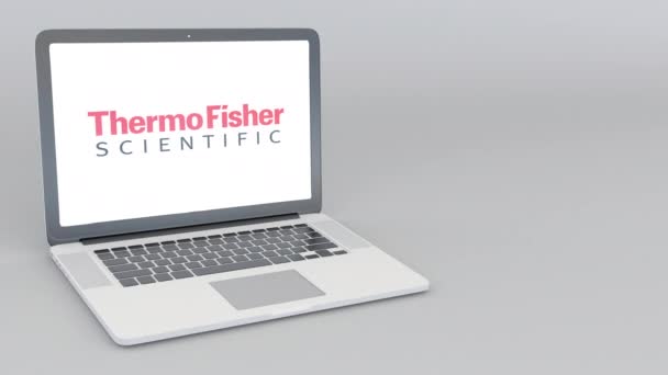 Openen en sluiten van laptop met Thermo Fisher wetenschappelijke logo. 4 k redactionele animatie — Stockvideo