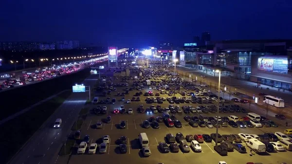 МОСКВА, РОССИЯ - 18 ноября 2017 года. Снимок с воздуха парковки и пробок на кольцевой дороге МКАД Международного выставочного центра "Крокус Экспо" вечером — стоковое фото