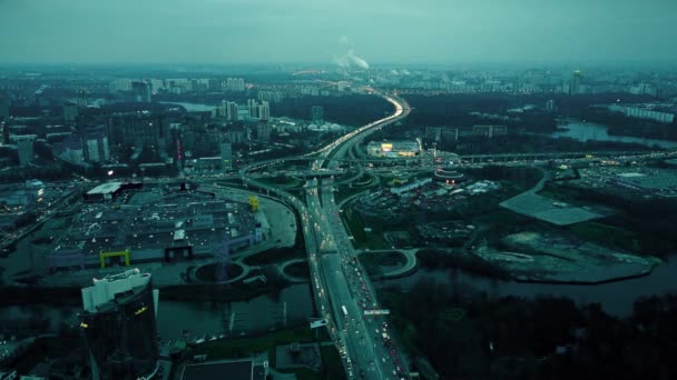 Büyük şehir Karayolları Kavşağı hava atış. Akşam acele saat alışveriş merkezleri yakınında büyük trafik sıkışıklığı — Stok video