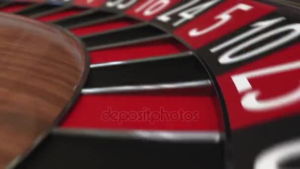 Casino roulette wiel bal hits 3 drie rood — Stockvideo