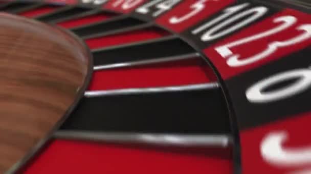 Casino roulette hjulet bollen träffar 35 trettiofem svart — Stockvideo