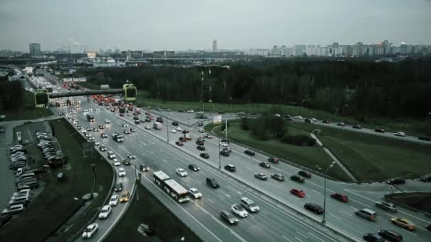 大きな道路の交差点で混雑した道路交通の航空写真 — ストック動画