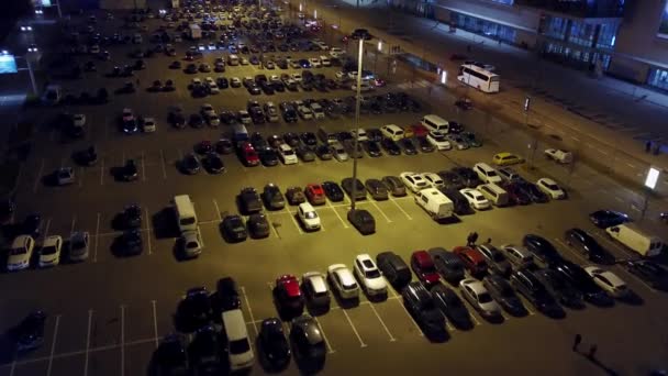 Vista aérea de la gran plaza de aparcamiento al aire libre por la noche — Vídeo de stock