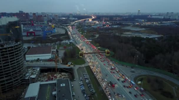 МОСКВА, РОССИЯ - 18 ноября 2017 года. Воздушный кадр движущегося бензовоза и полуприцепов и автозаправочных станций на главной автомагистрали — стоковое видео
