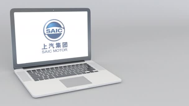 Openen en sluiten van laptop met Saic Motor logo. 4 k redactionele animatie — Stockvideo