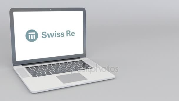 Åpning og lukking av bærbar PC med Swiss Re logo. 4K redaksjonell animasjon – stockvideo