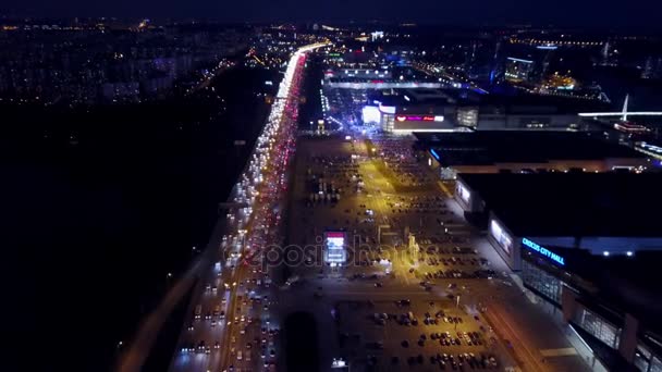 MOSCOW, RÚSSIA - NOVEMBRO 18, 2017. Vista aérea do Centro Internacional de Exposições Crocus Expo estacionamento e engarrafamento na estrada circular MKAD na hora de ponta da noite — Vídeo de Stock