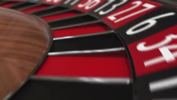 Casino roulette wiel bal hits 9 negen rood — Stockvideo