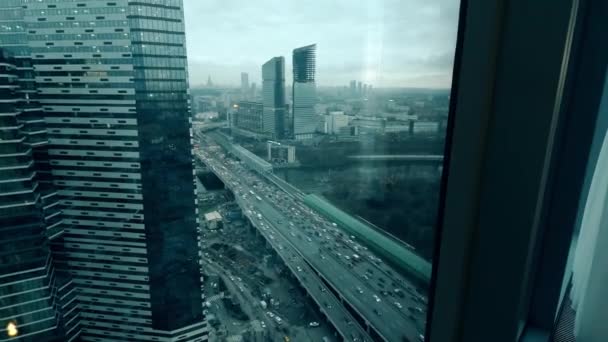 Прикрашена ялинка і загорнуті подарунки в сучасній хмарочосній квартирі в центрі міста — стокове відео