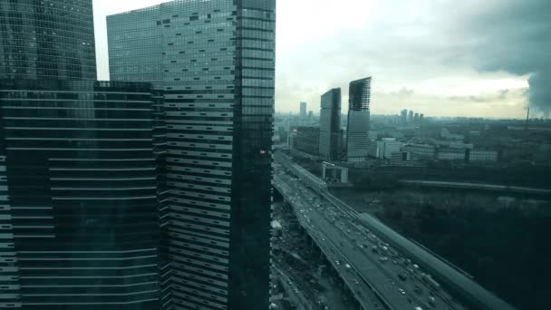 Time-lapse de tráfico congestionado en el centro de la ciudad cerca de rascacielos modernos — Vídeo de stock